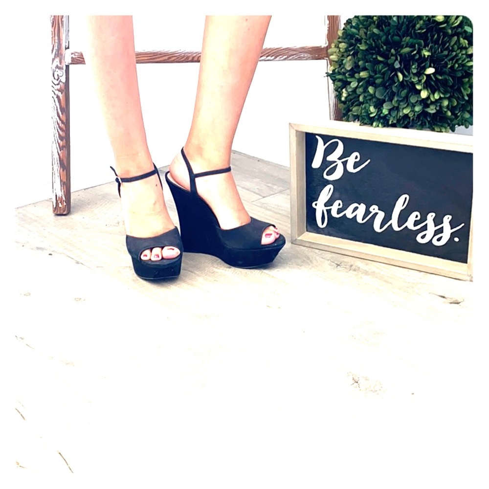Gorgeous Steve Madden Luciana Black Wedges!